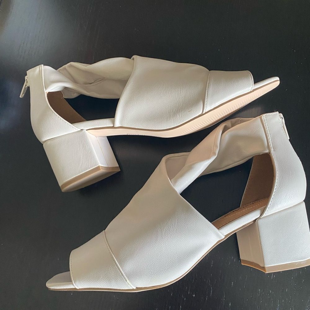NIB Comfortview Heels Crisscross Strappy Sandals Faux Leather WinterWhite 9